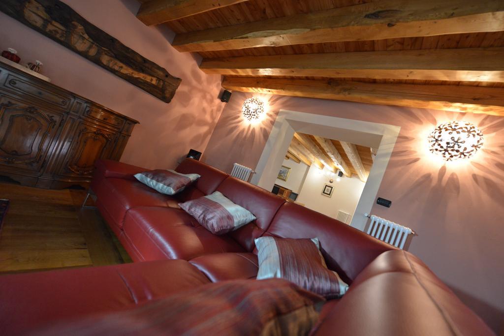 Au Berceau Du Bien-Etre Villa Chambave Room photo